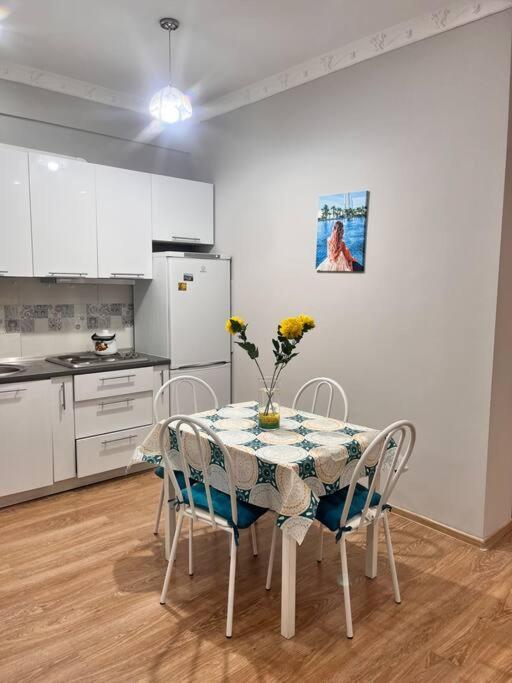 2-Х Комнатная В Золотом Квадрате Apartment Almaty Luaran gambar